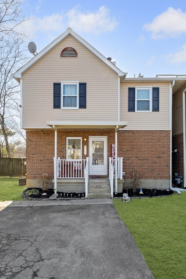 view of front facade featuring a porch and a front lawn