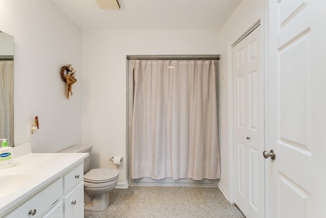 full bath featuring toilet, vanity, a shower with shower curtain, and baseboards