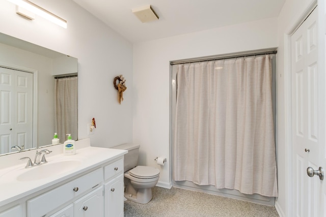 full bathroom with shower / tub combo with curtain, vanity, and toilet