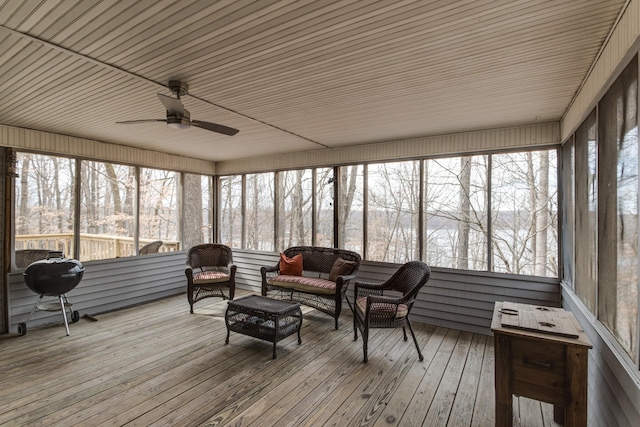 sunroom with ceiling fan