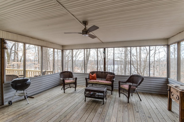 sunroom with ceiling fan