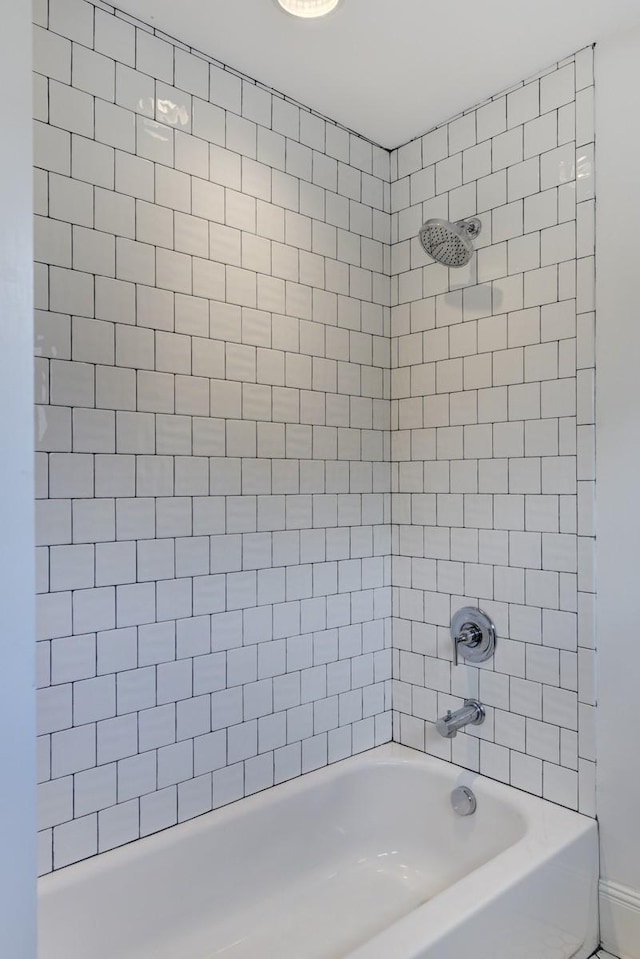 bathroom featuring tiled shower / bath combo