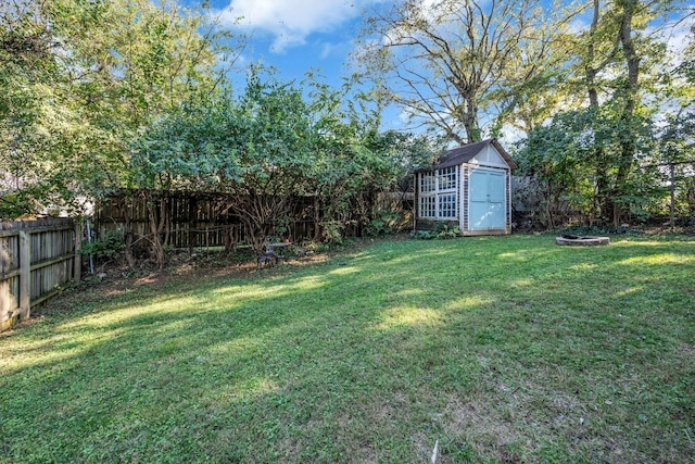 view of yard with a storage shed