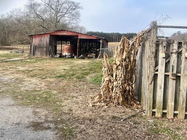 view of yard featuring an outbuilding