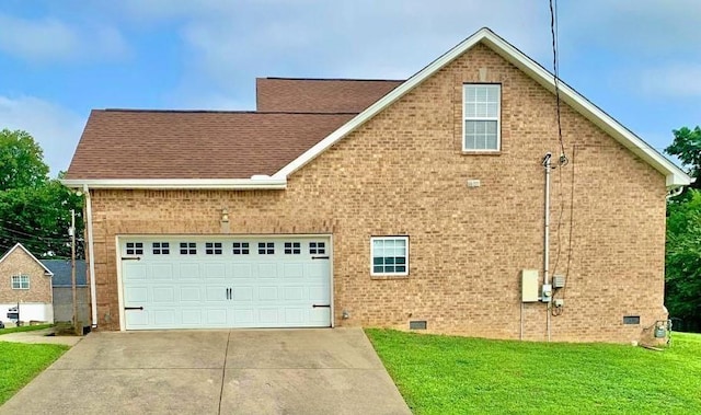 view of front of property featuring a garage and a front yard