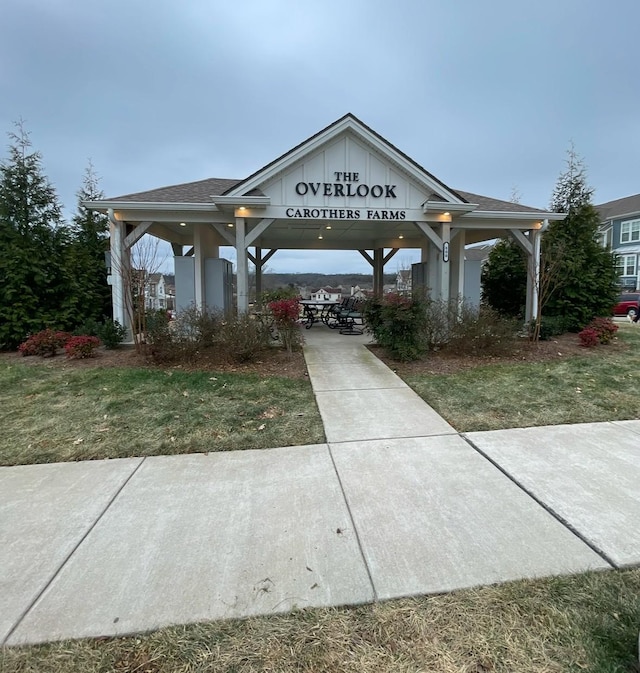 view of front of property featuring a front yard