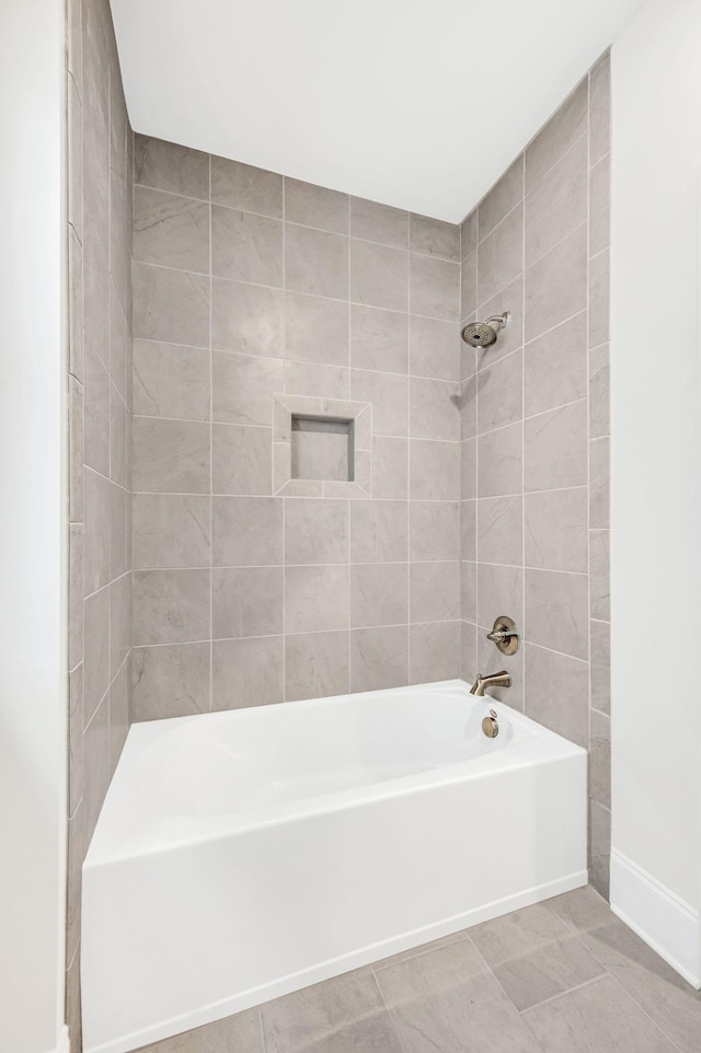 bathroom with tiled shower / bath