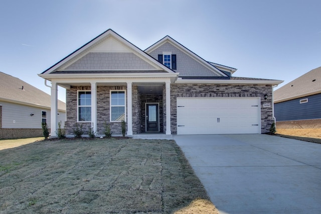 craftsman-style house featuring a front yard