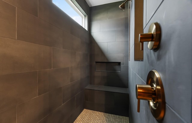 bathroom featuring tiled shower