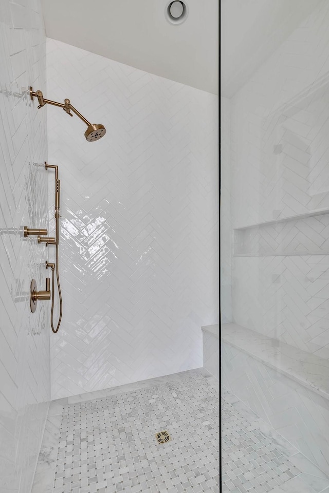 room details featuring a tile shower