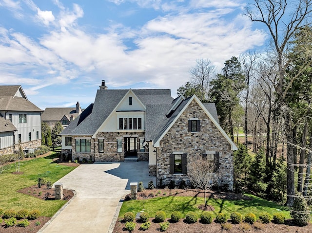 view of front of property featuring a front yard