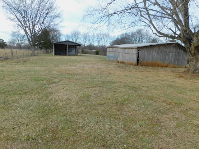 view of yard featuring an outbuilding