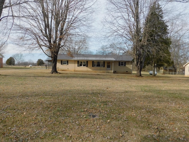 view of front facade with a front yard