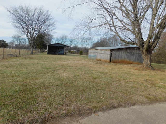 view of yard featuring an outdoor structure