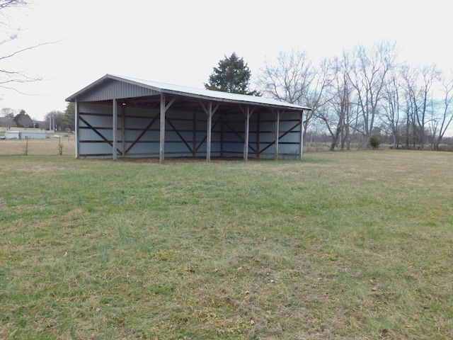 view of yard featuring an outdoor structure