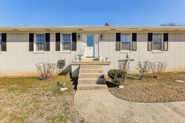 ranch-style home with a front yard