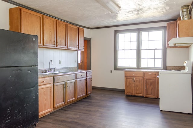 kitchen with sink, dark wood-type flooring, range, black refrigerator, and ornamental molding