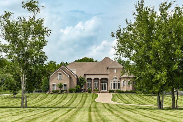 view of front of property with a front yard