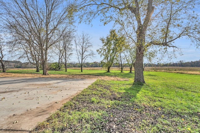 view of yard with a rural view