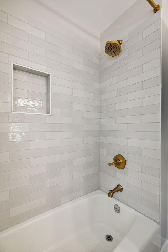 bathroom featuring tiled shower / bath combo