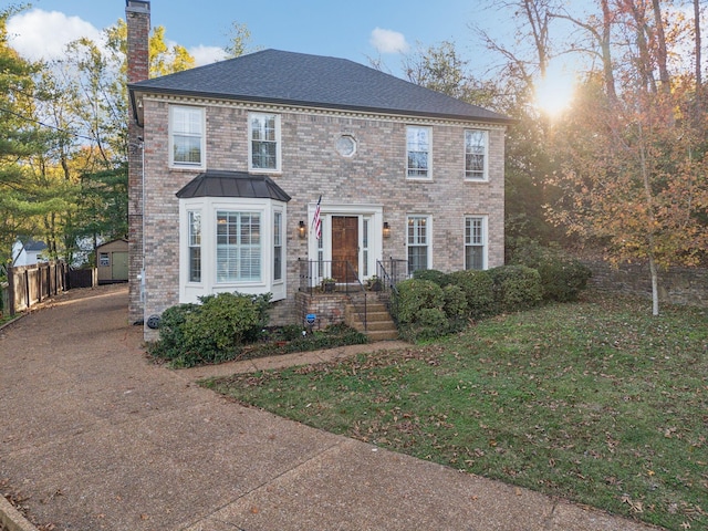 colonial house featuring a front yard