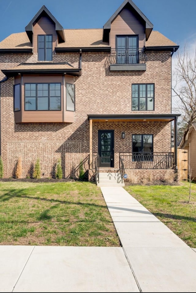 view of front facade with a front lawn and covered porch