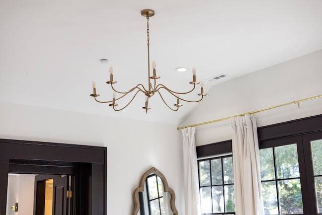 room details featuring an inviting chandelier