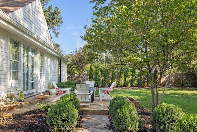 view of yard featuring a patio area