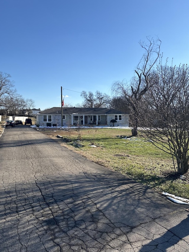 view of front of property with a front yard