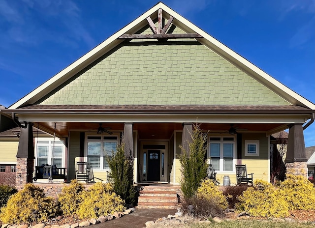 view of front facade featuring ceiling fan and a porch