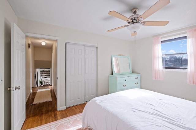 bedroom with light hardwood / wood-style flooring, a closet, and ceiling fan