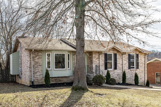 single story home with a front yard