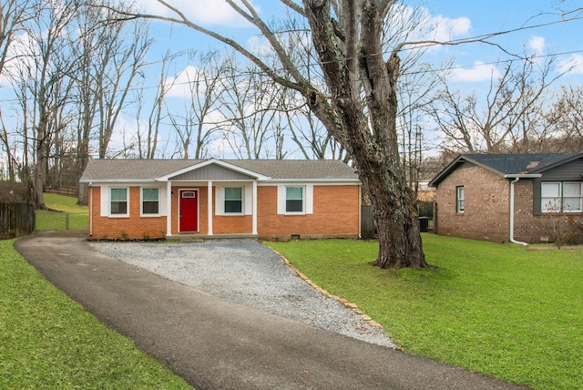 ranch-style home featuring a front lawn