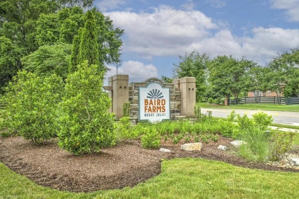 community sign with a lawn