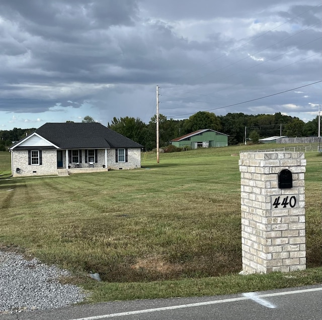 view of front of house featuring a front lawn