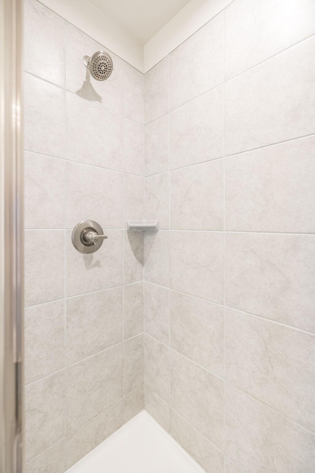 bathroom featuring tiled shower