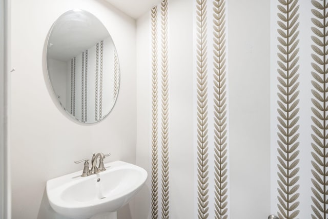 bathroom featuring sink