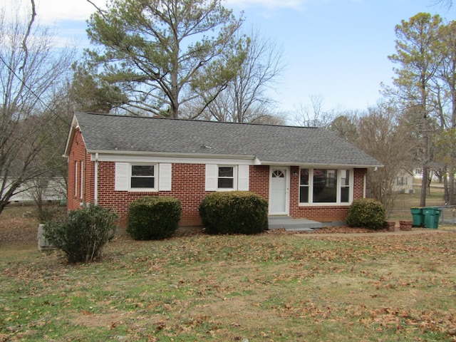 single story home featuring a front lawn