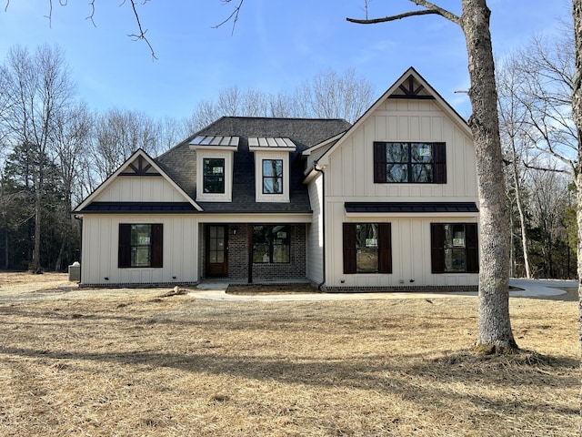 modern farmhouse style home featuring a front lawn