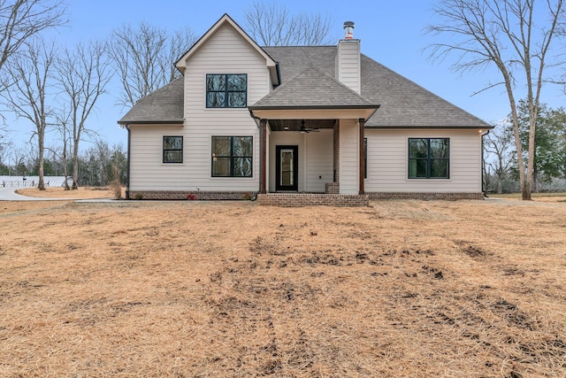 view of front facade with a front yard and ceiling fan