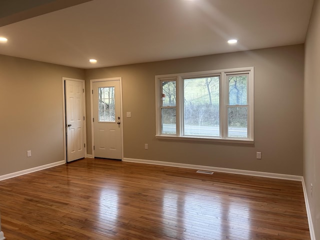 foyer featuring hardwood / wood-style floors, recessed lighting, and baseboards