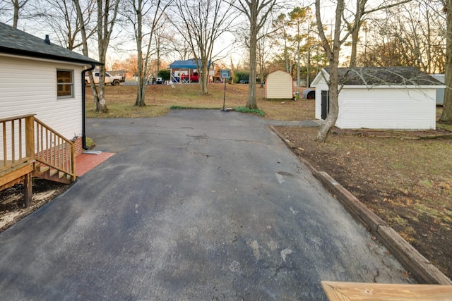 view of yard with a storage shed