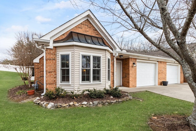 view of front facade featuring a garage and a front lawn