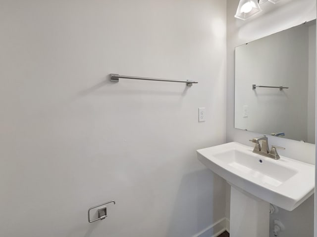 bathroom featuring sink