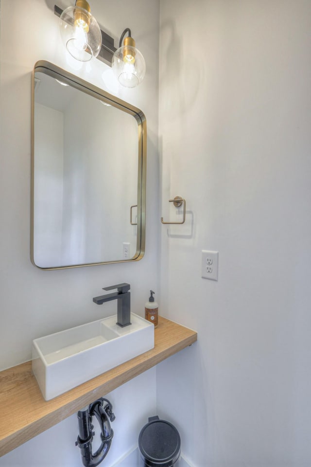 bathroom featuring sink