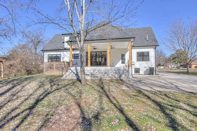 view of front of property with a porch, a patio, a front yard, and ceiling fan