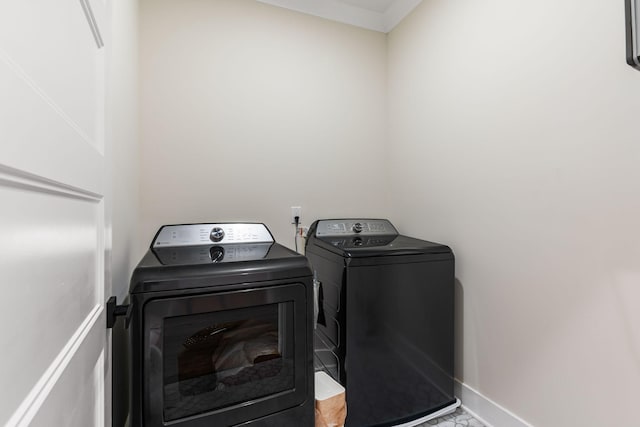 washroom featuring laundry area, independent washer and dryer, and baseboards