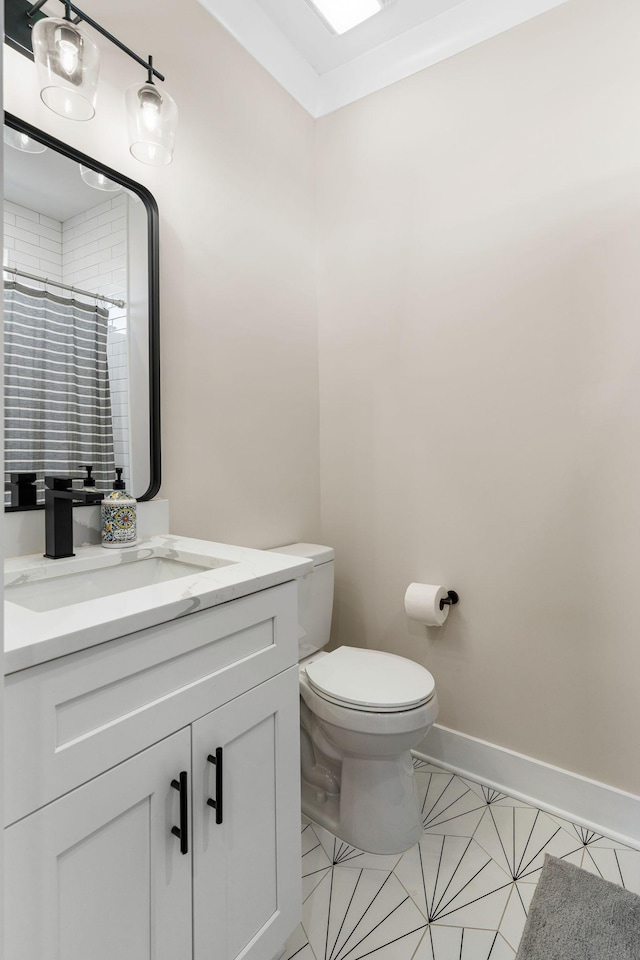 full bathroom featuring a shower with shower curtain, vanity, toilet, and baseboards