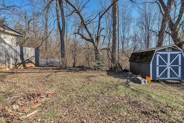 view of yard featuring a storage unit