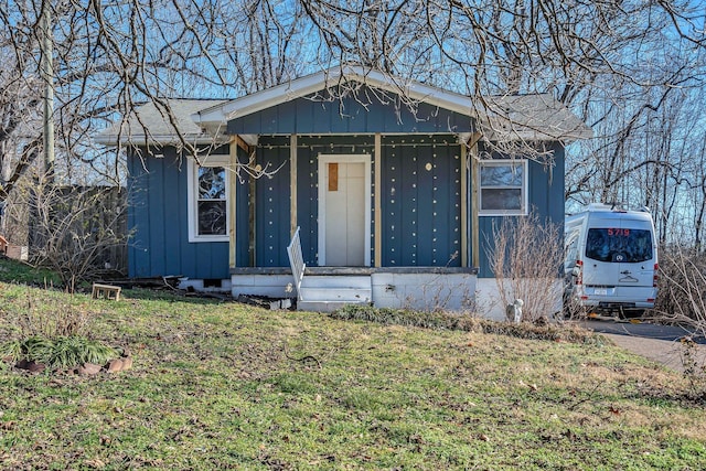 view of front of home with a front lawn